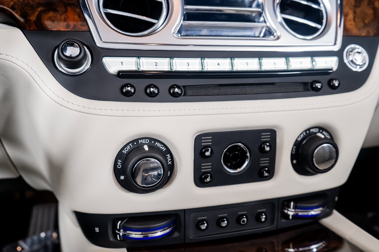 Used 2017 Rolls-Royce Dawn image 43