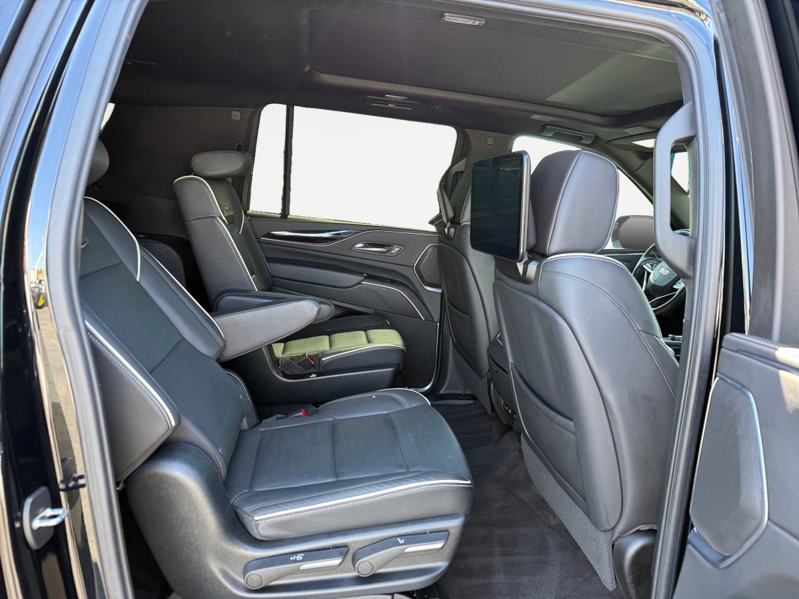 Used 2023 Cadillac Escalade ESV Sport w/ LPO, ONYX Package AWD/4WD image 18