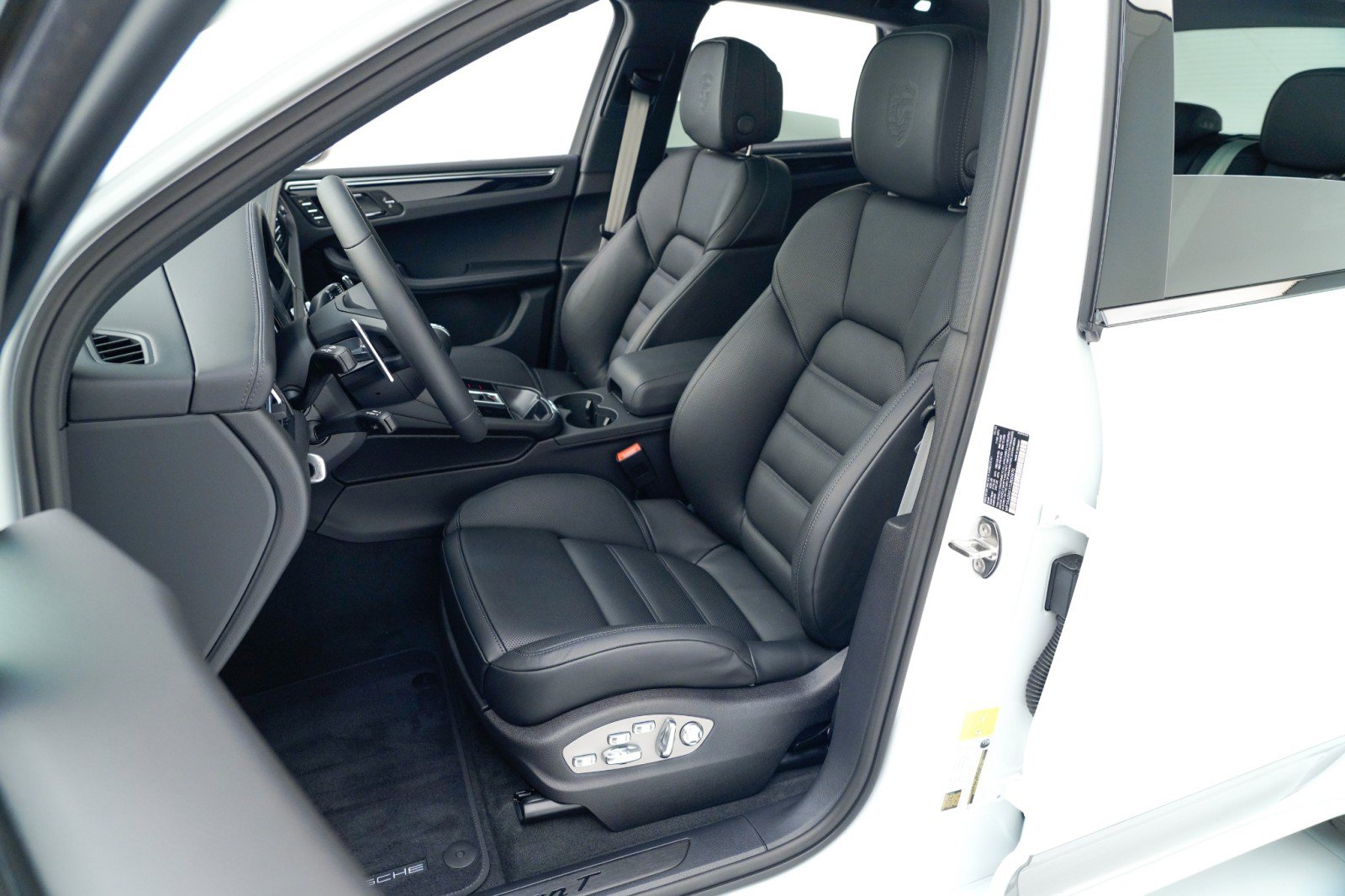 Certified 2026 Porsche Macan Turbo image 5