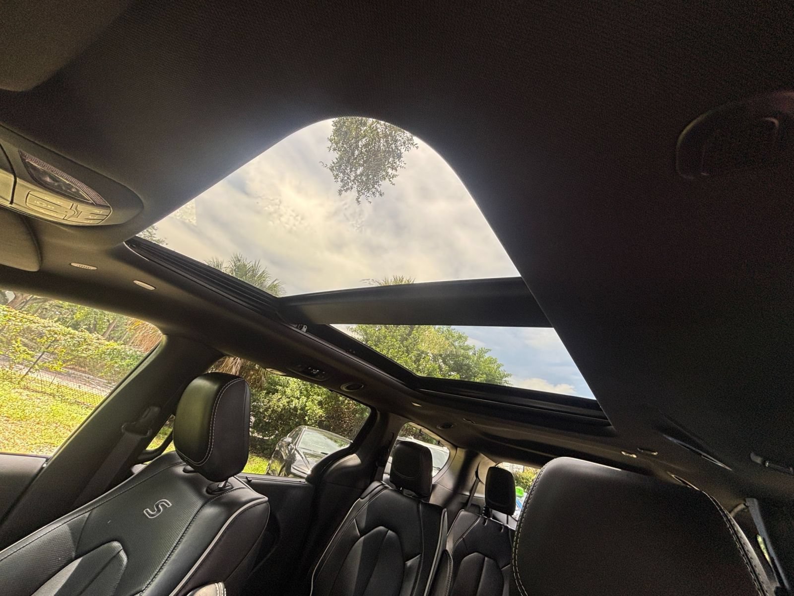 Used 2025 Chrysler Pacifica Limited FWD image 30