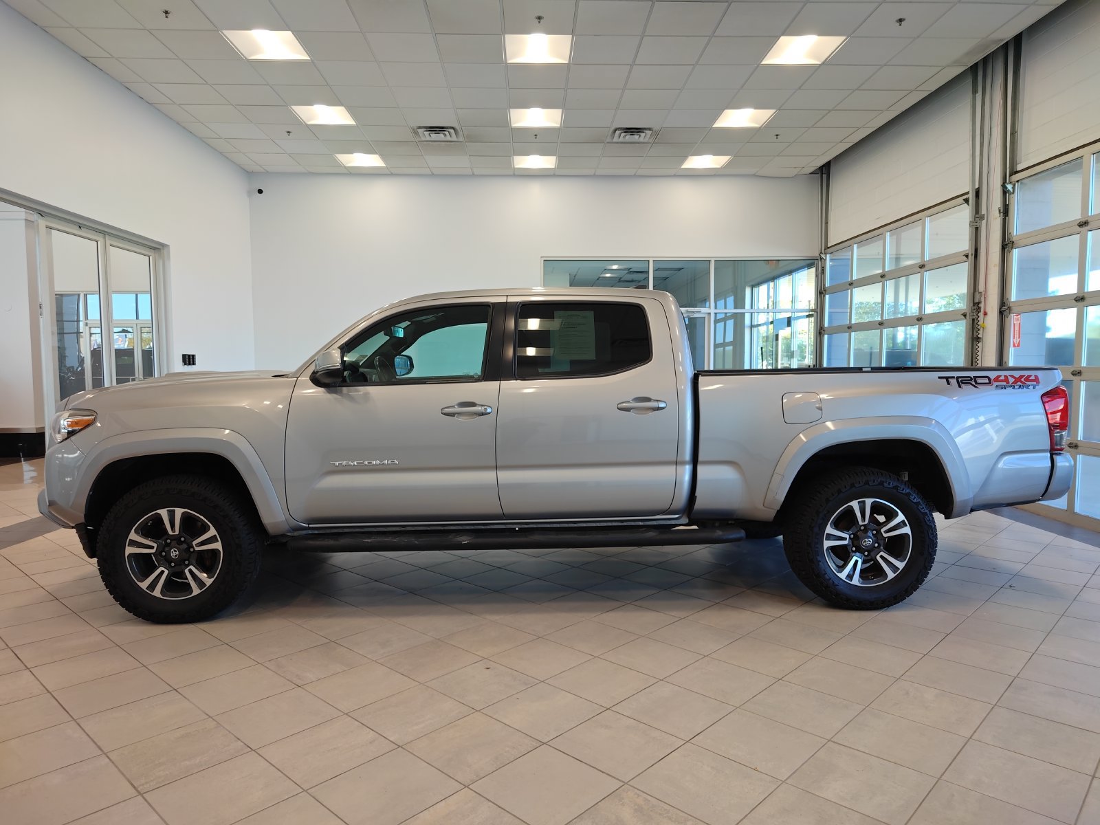 Used 2017 Toyota Tacoma TRD Sport w/ Exterior Package AWD/4WD image 6