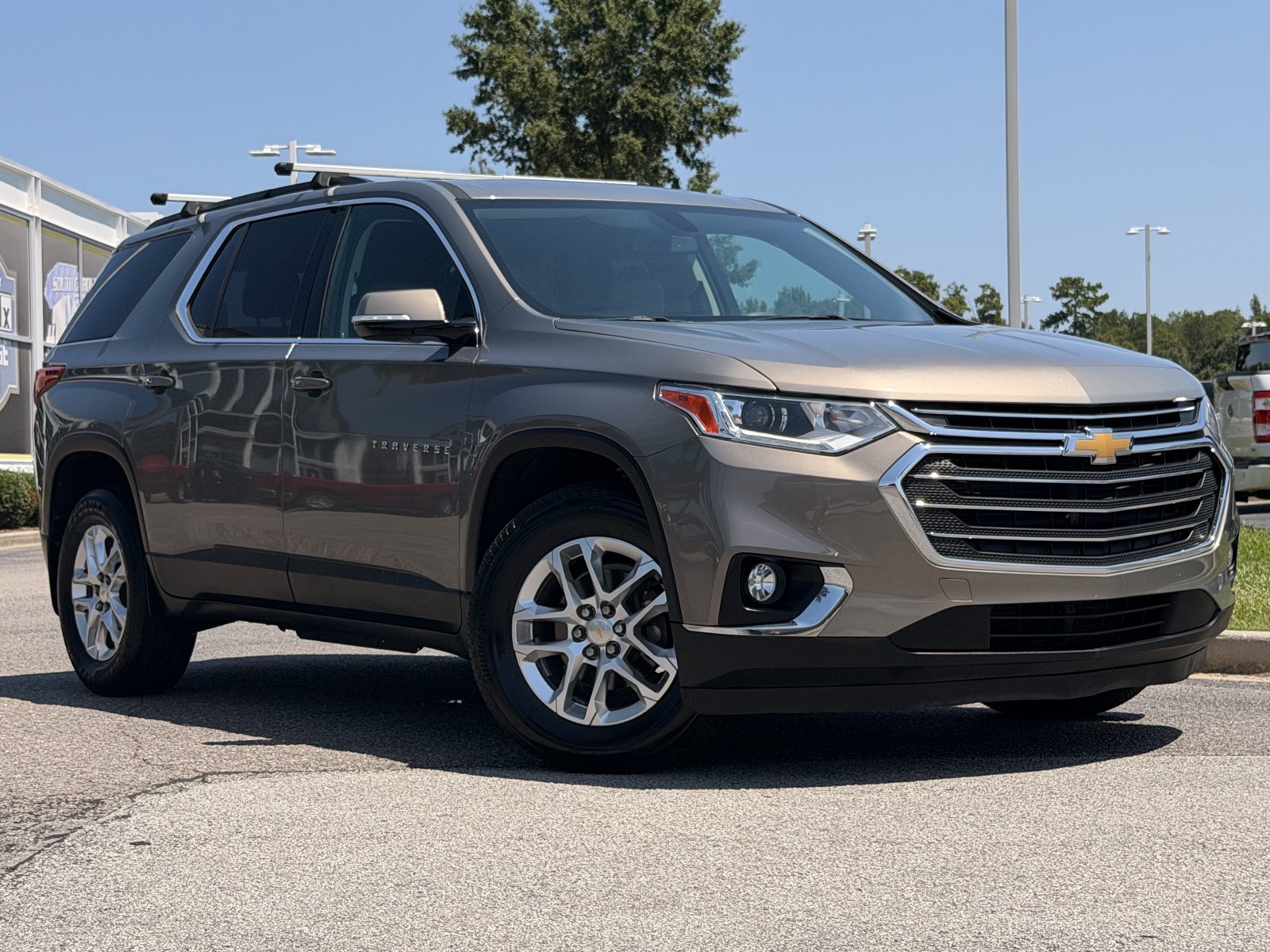 Used 2019 Chevrolet Traverse LT FWD image 2