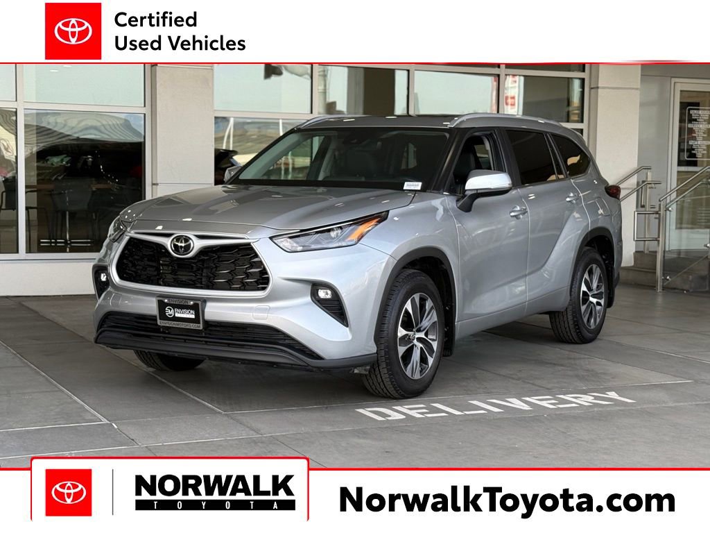Used 2024 Toyota Highlander XLE AWD/4WD image 1
