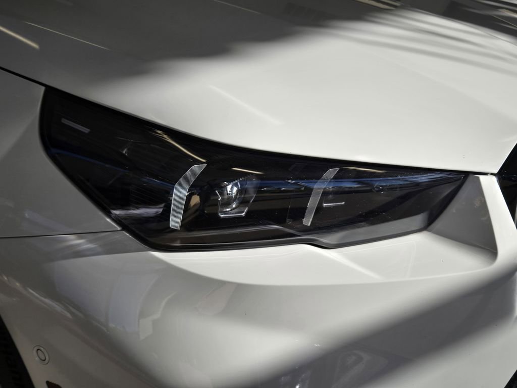 Used 2025 BMW M5 w/ Carbon Package image 8