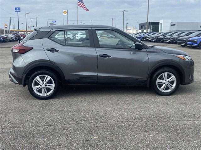 Used 2025 Nissan Kicks Play S image 2