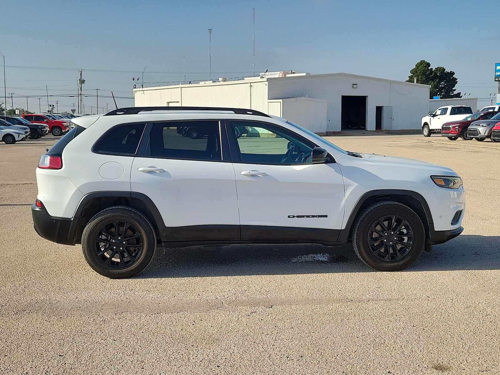 Used 2023 Jeep Cherokee Altitude Lux AWD/4WD image 2
