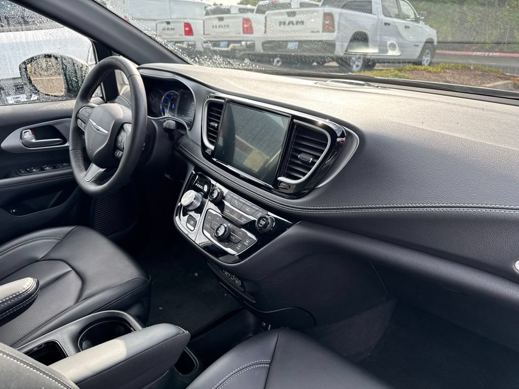Used 2024 Chrysler Pacifica Limited FWD image 9