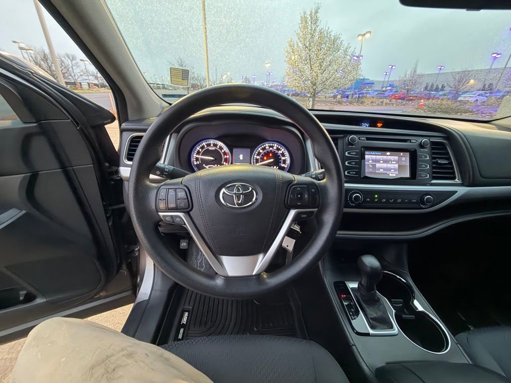 Used 2015 Toyota Highlander LE image 25