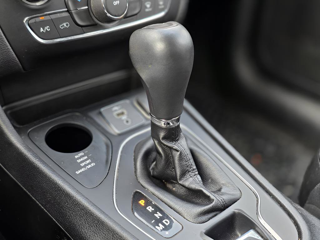 Used 2019 Jeep Cherokee Latitude Plus w/ Cold Weather Group image 34