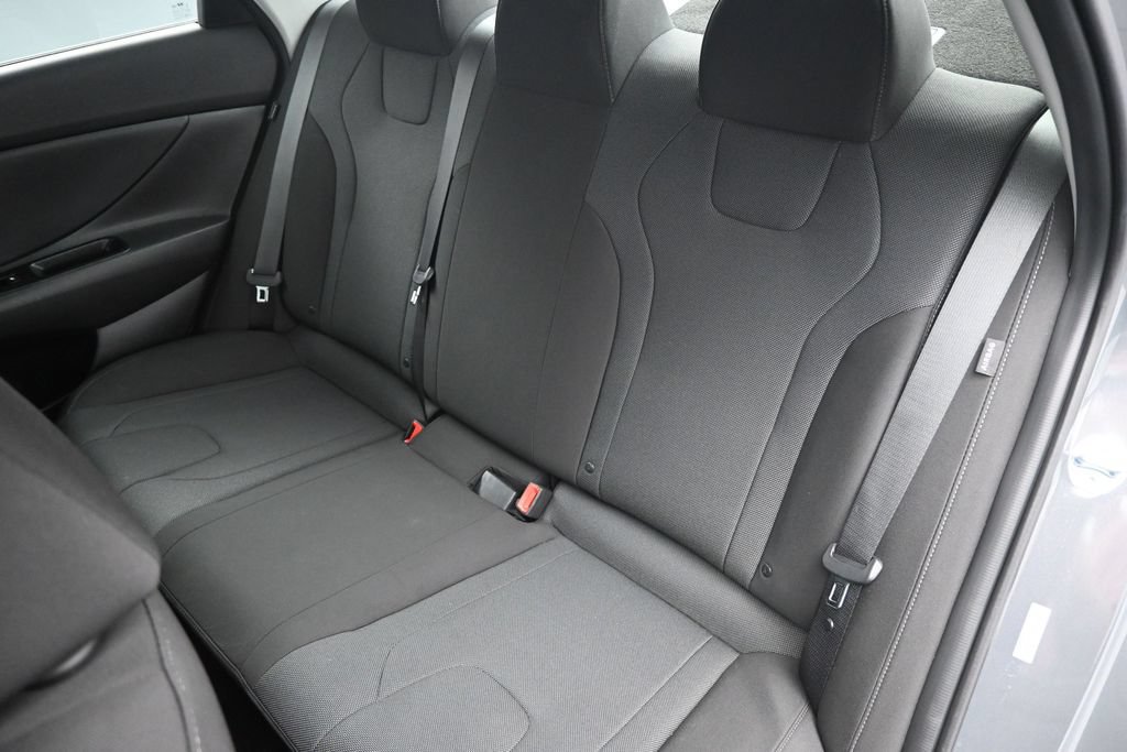 Used 2025 Hyundai Elantra SE FWD image 9