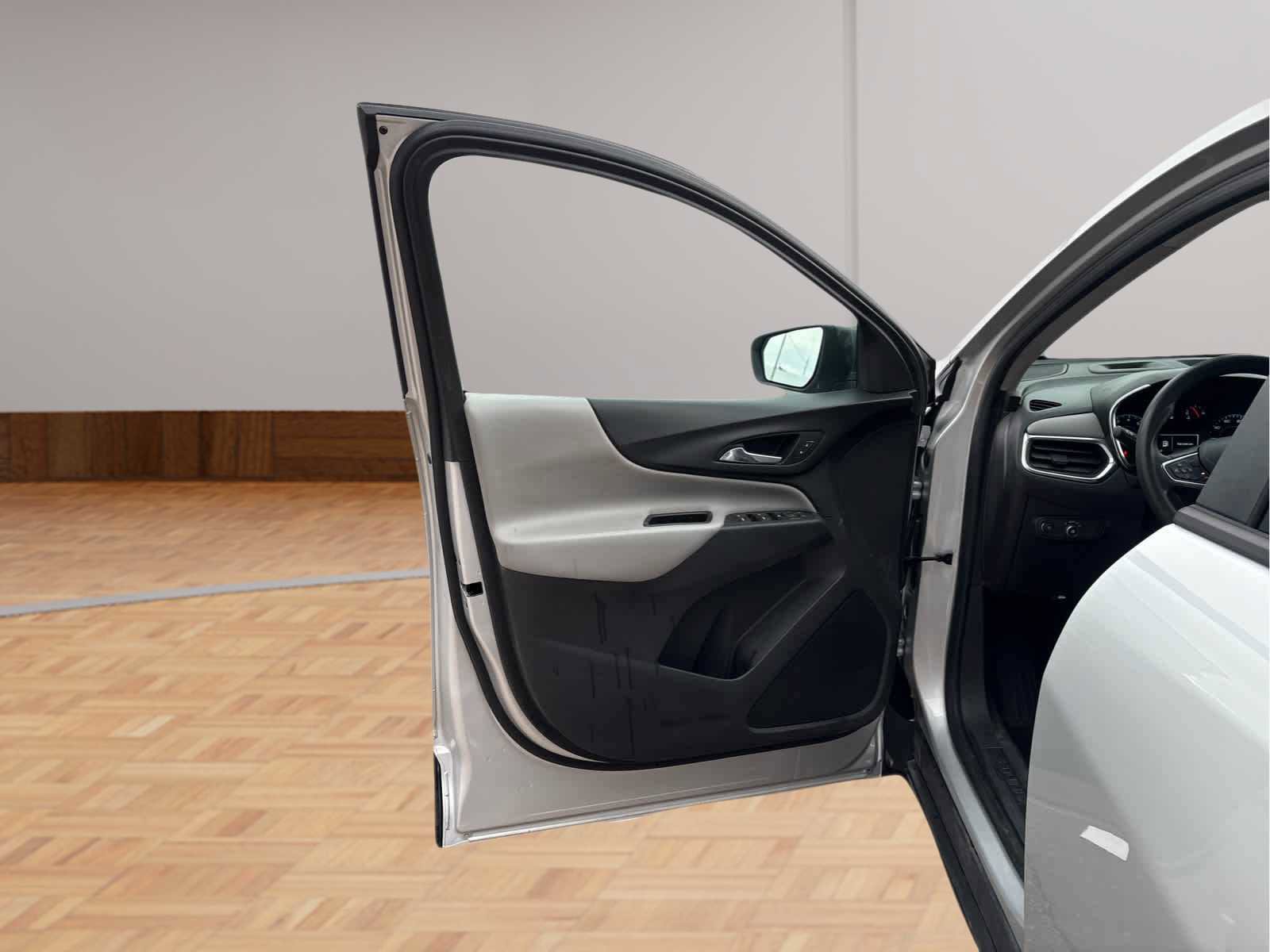 Used 2021 Chevrolet Equinox LS w/ LS Convenience Package image 9