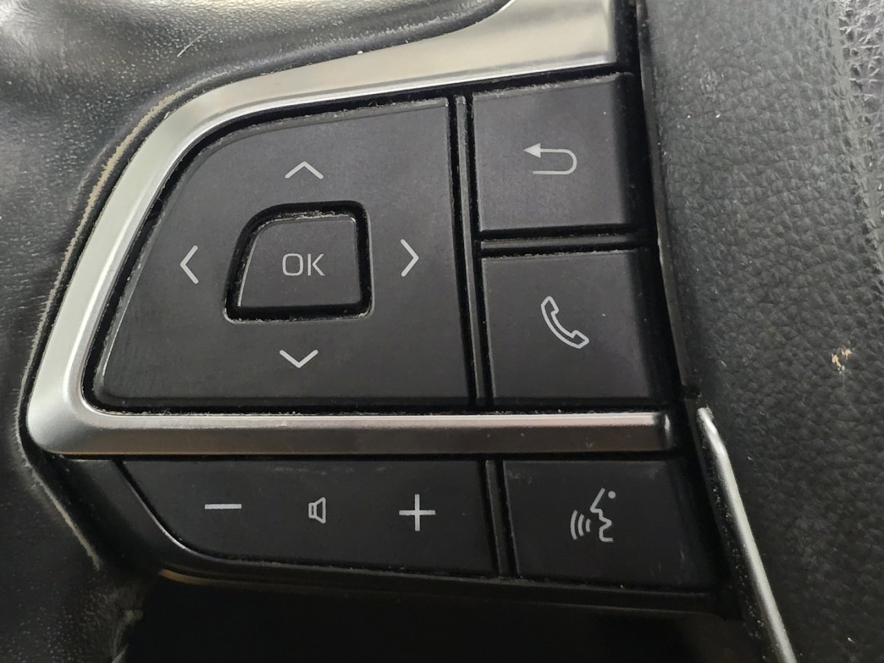 Used 2021 Toyota Highlander XLE image 32