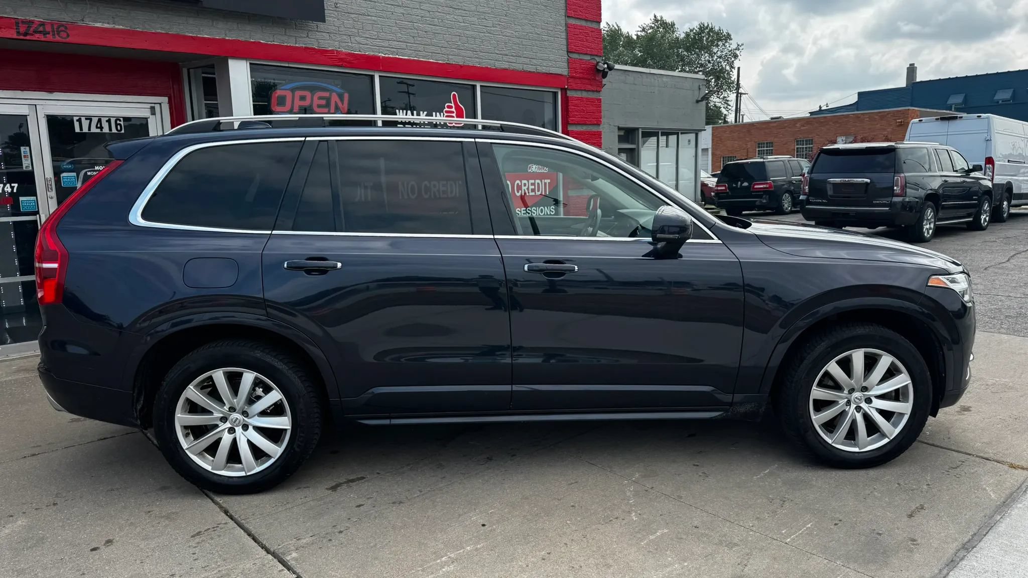 Used 2016 Volvo XC90 T6 Momentum w/ Momentum Plus Package AWD/4WD image 3
