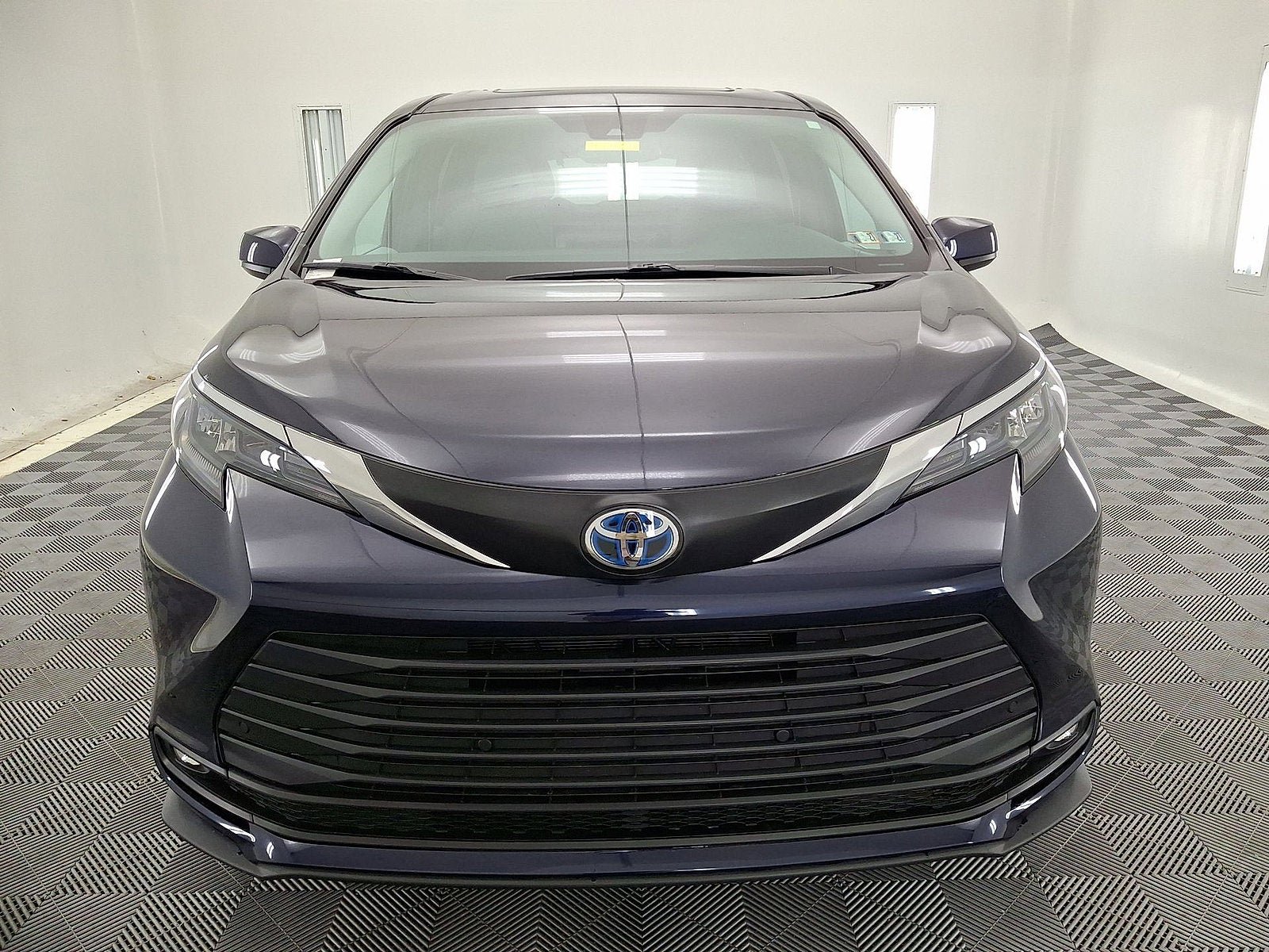 Used 2025 Toyota Sienna XLE AWD/4WD image 29