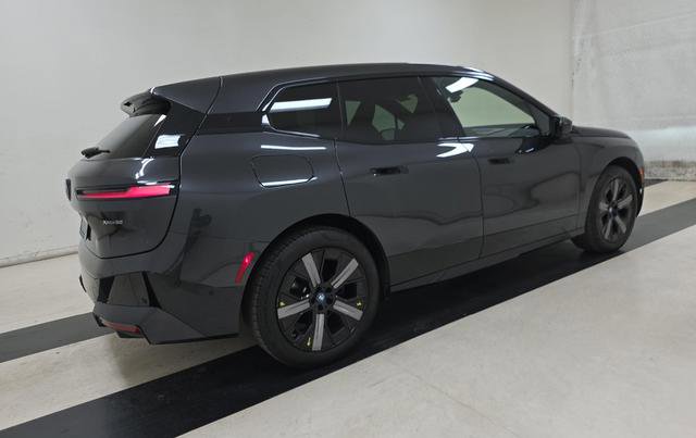 Used 2023 BMW iX xDrive50 w/ Sport Package AWD/4WD image 3