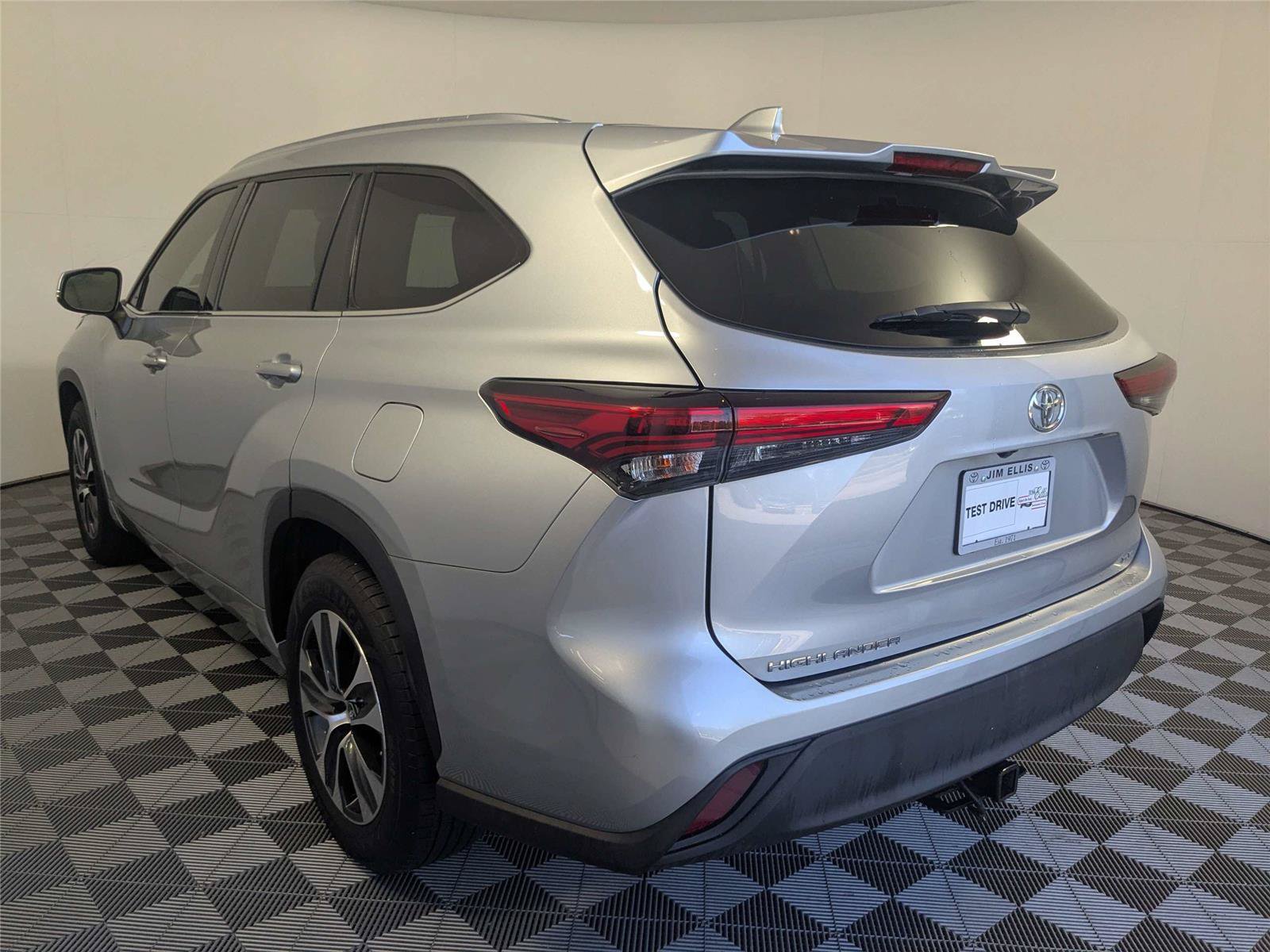 Certified 2020 Toyota Highlander XLE FWD image 8