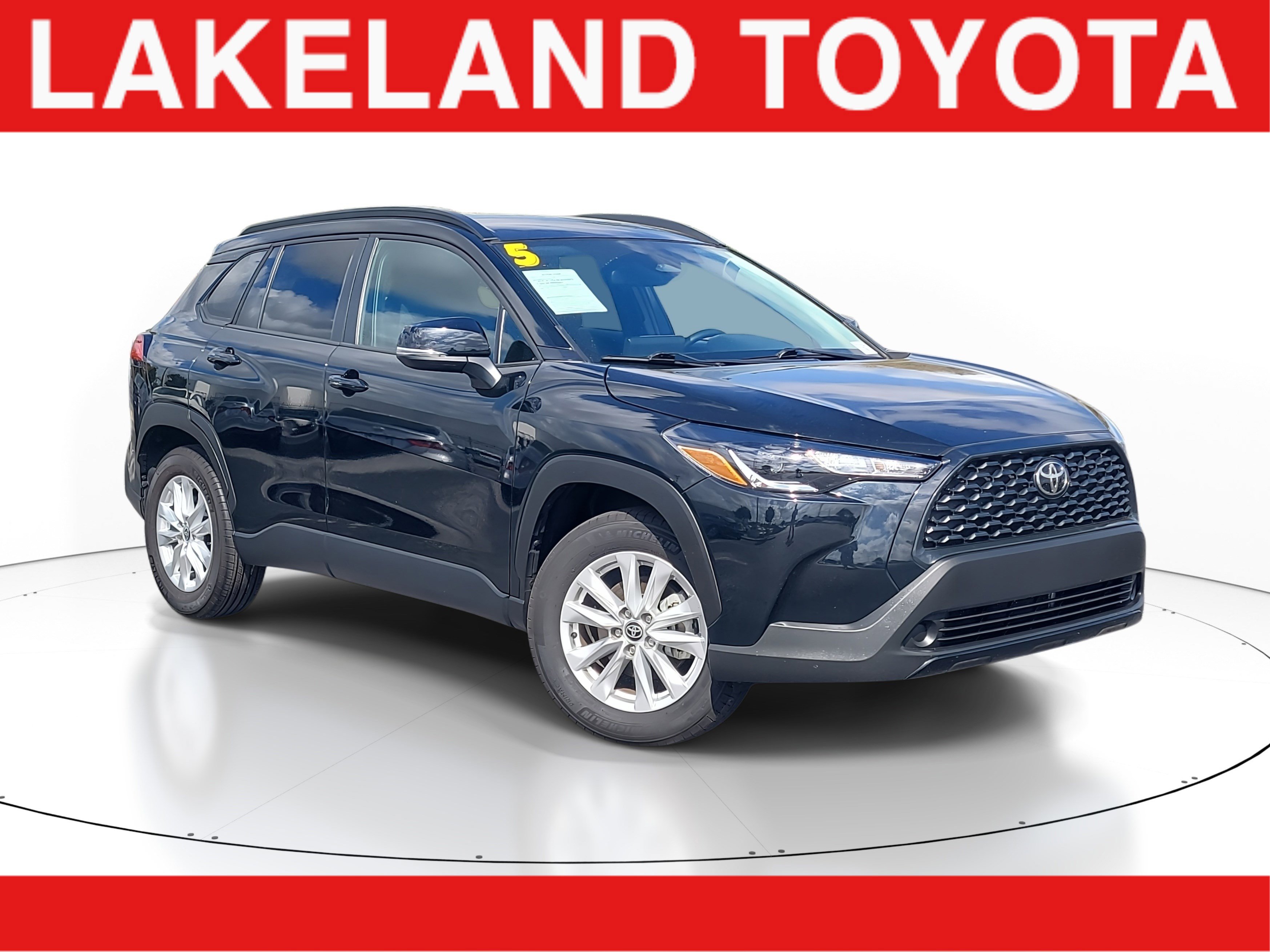 Used 2025 Toyota Corolla Cross LE image 1