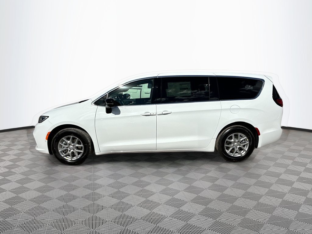 Used 2026 Chrysler Pacifica Select FWD image 5