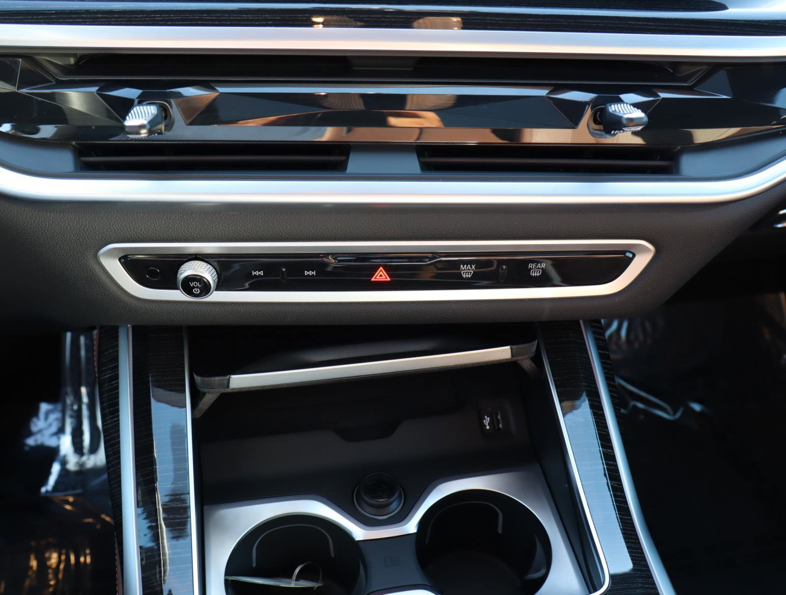 Used 2025 BMW X7 M60i w/ Executive Package image 27