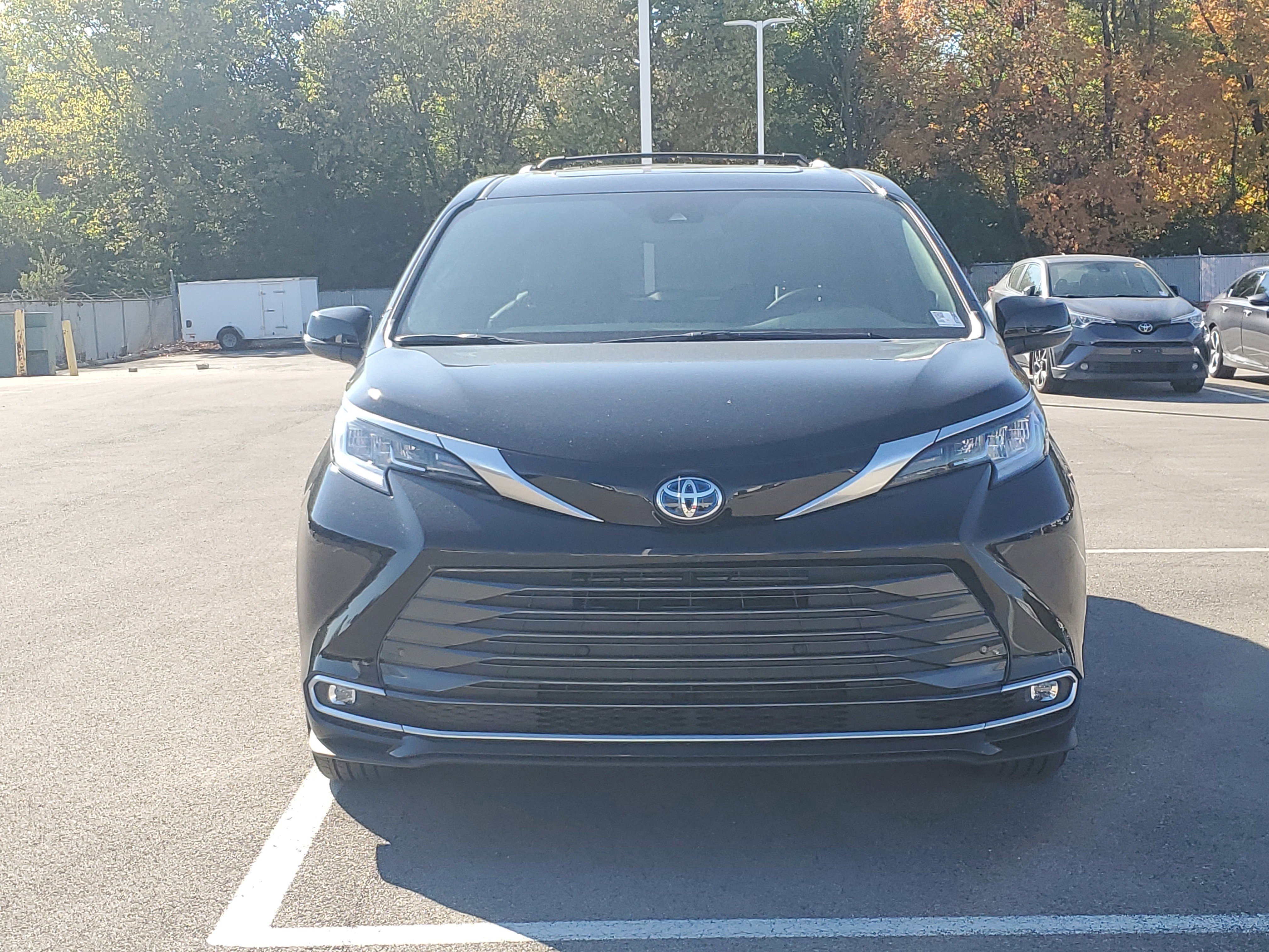 Used 2025 Toyota Sienna Limited video 2