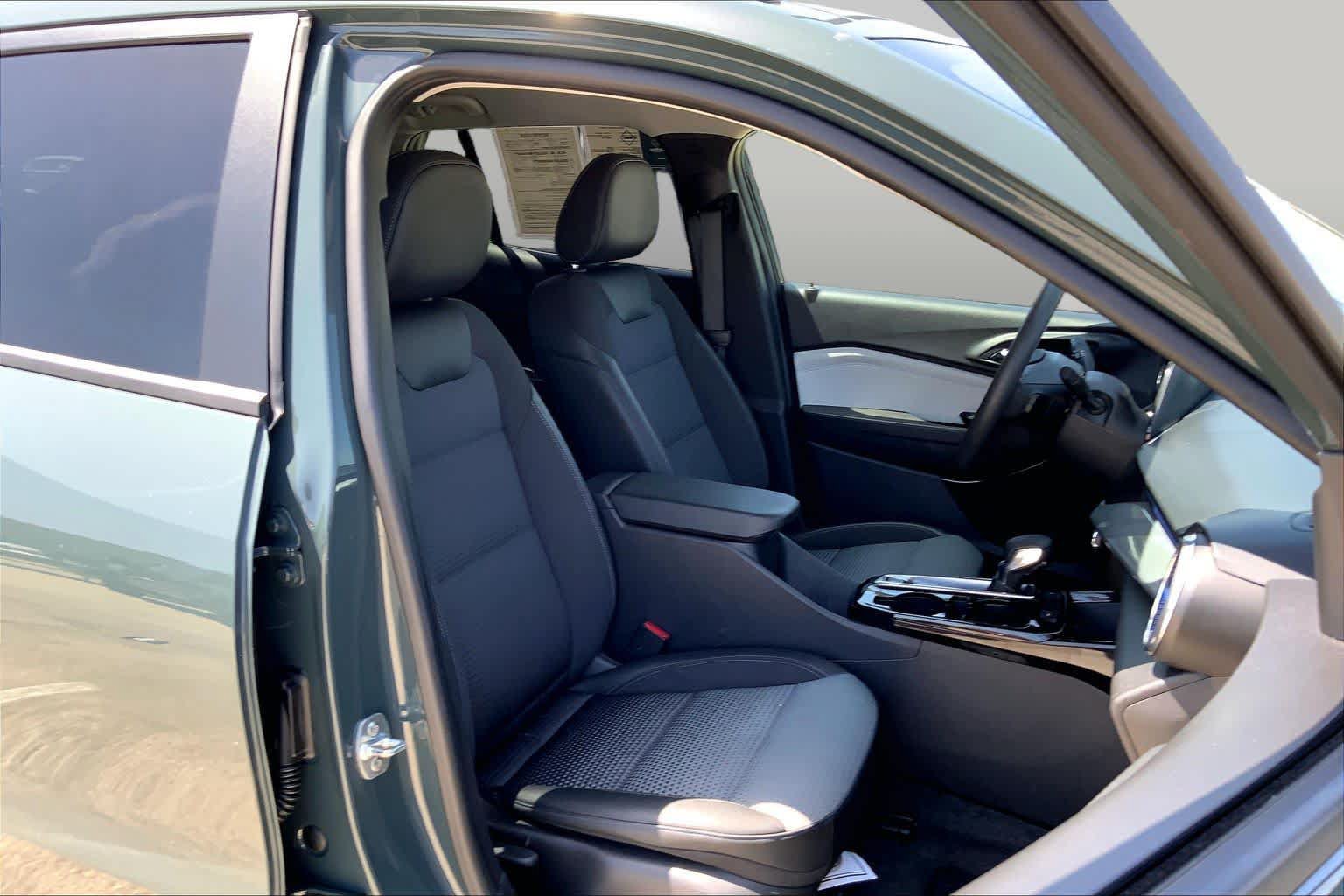 Used 2025 Chevrolet Trax LT FWD image 9