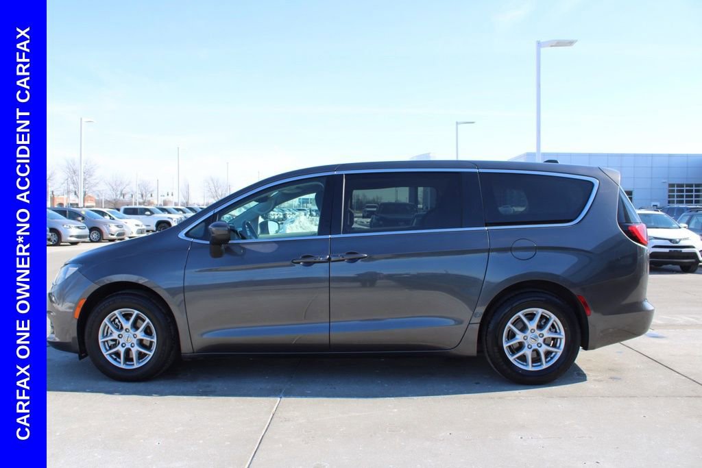 Used 2023 Chrysler Voyager LX image 4