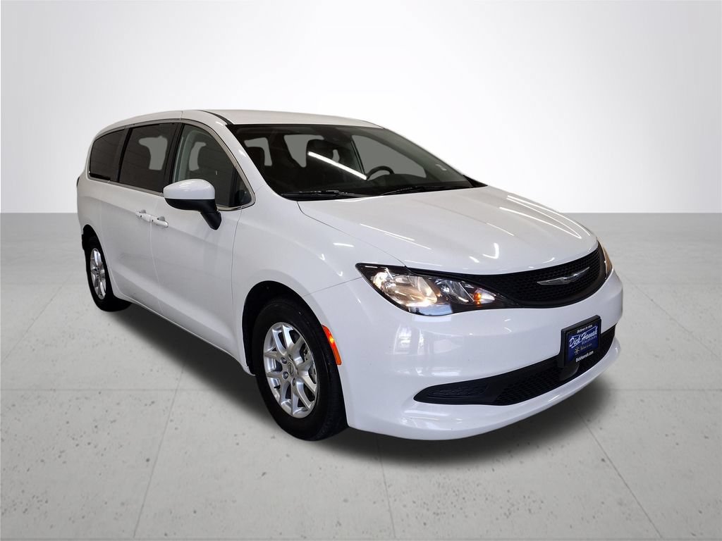 Used 2023 Chrysler Voyager LX FWD image 4