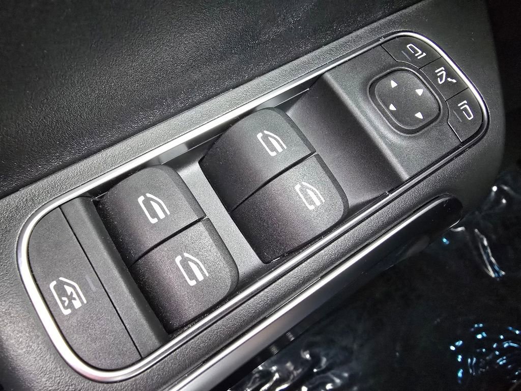 Certified 2025 Mercedes-Benz GLB 250 4MATIC image 26