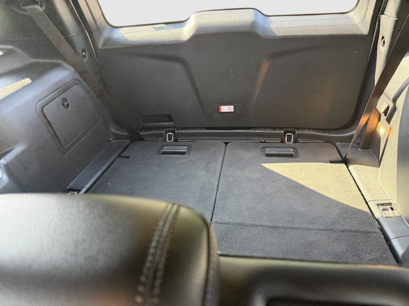 Used 2018 Ford Explorer XLT w/ Equipment Group 202A FWD image 16
