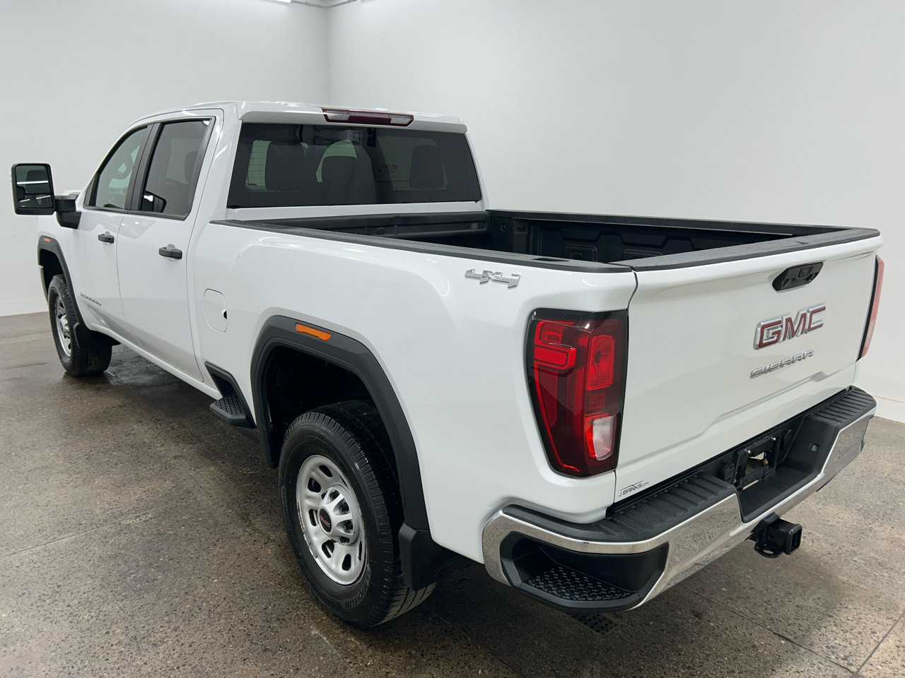 Used 2021 GMC Sierra 2500 4x4 Crew Cab w/ Convenience Package image 4