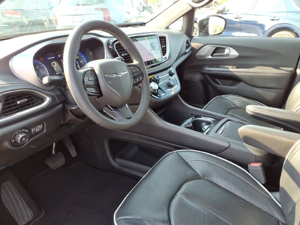 Certified 2025 Chrysler Pacifica Limited FWD image 9