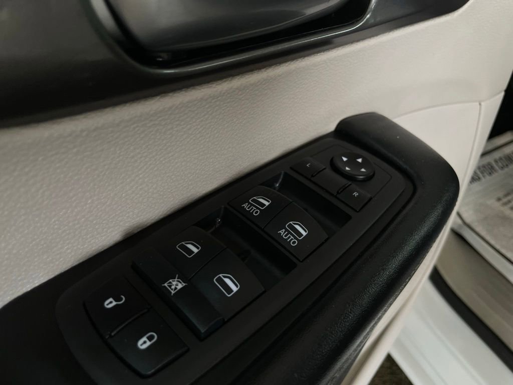 Used 2023 Chrysler Pacifica Touring-L image 29