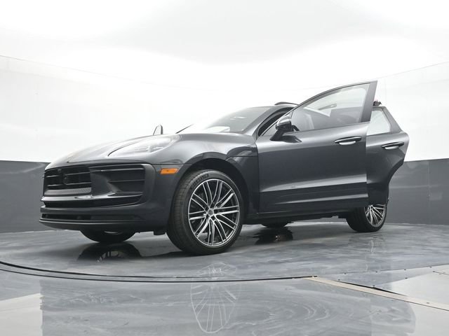 Certified 2025 Porsche Macan image 31