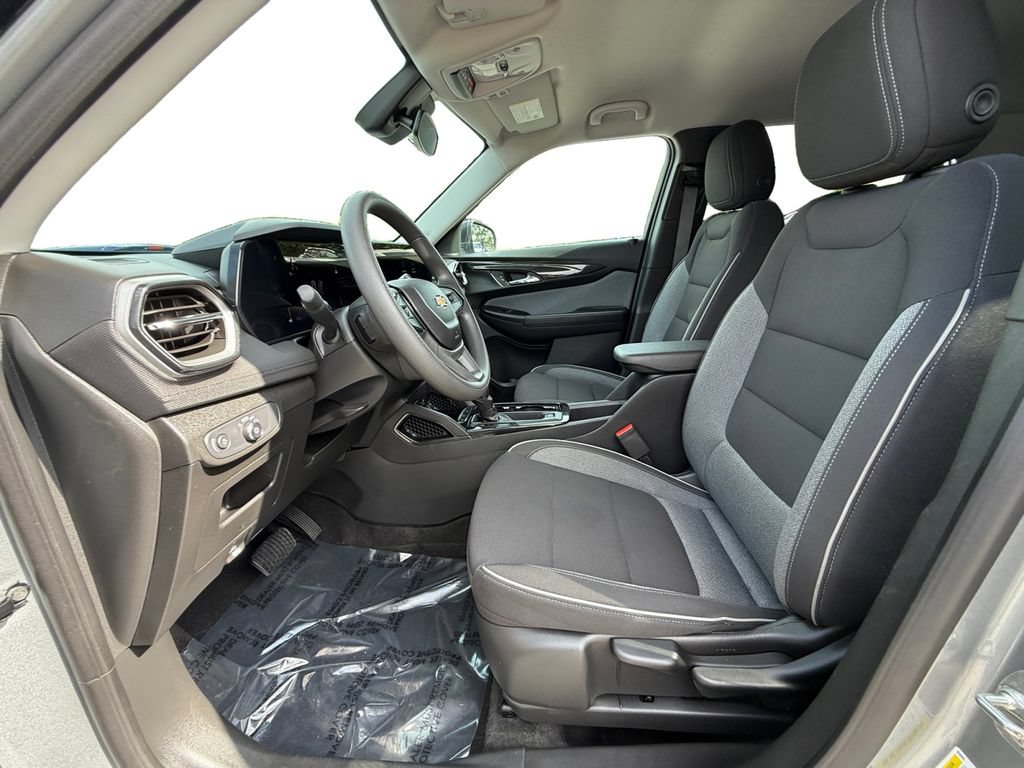 Used 2024 Chevrolet TrailBlazer LS w/ LS Convenience Package FWD image 9