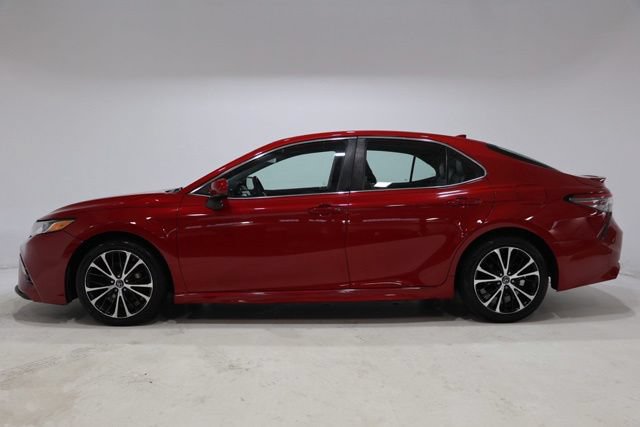 Used 2019 Toyota Camry SE FWD image 4