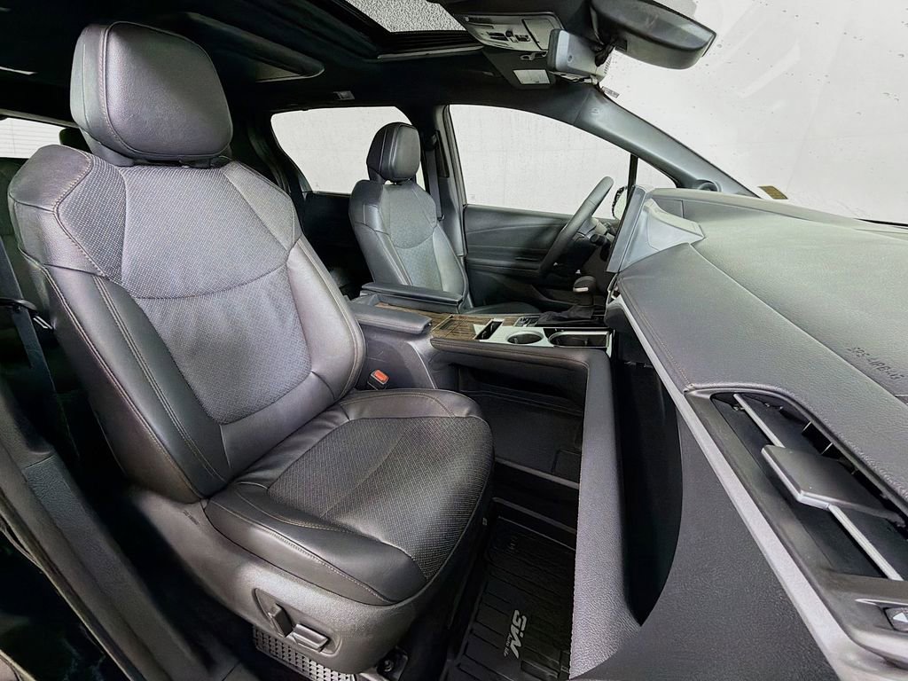 Used 2025 Toyota Sienna Limited image 28