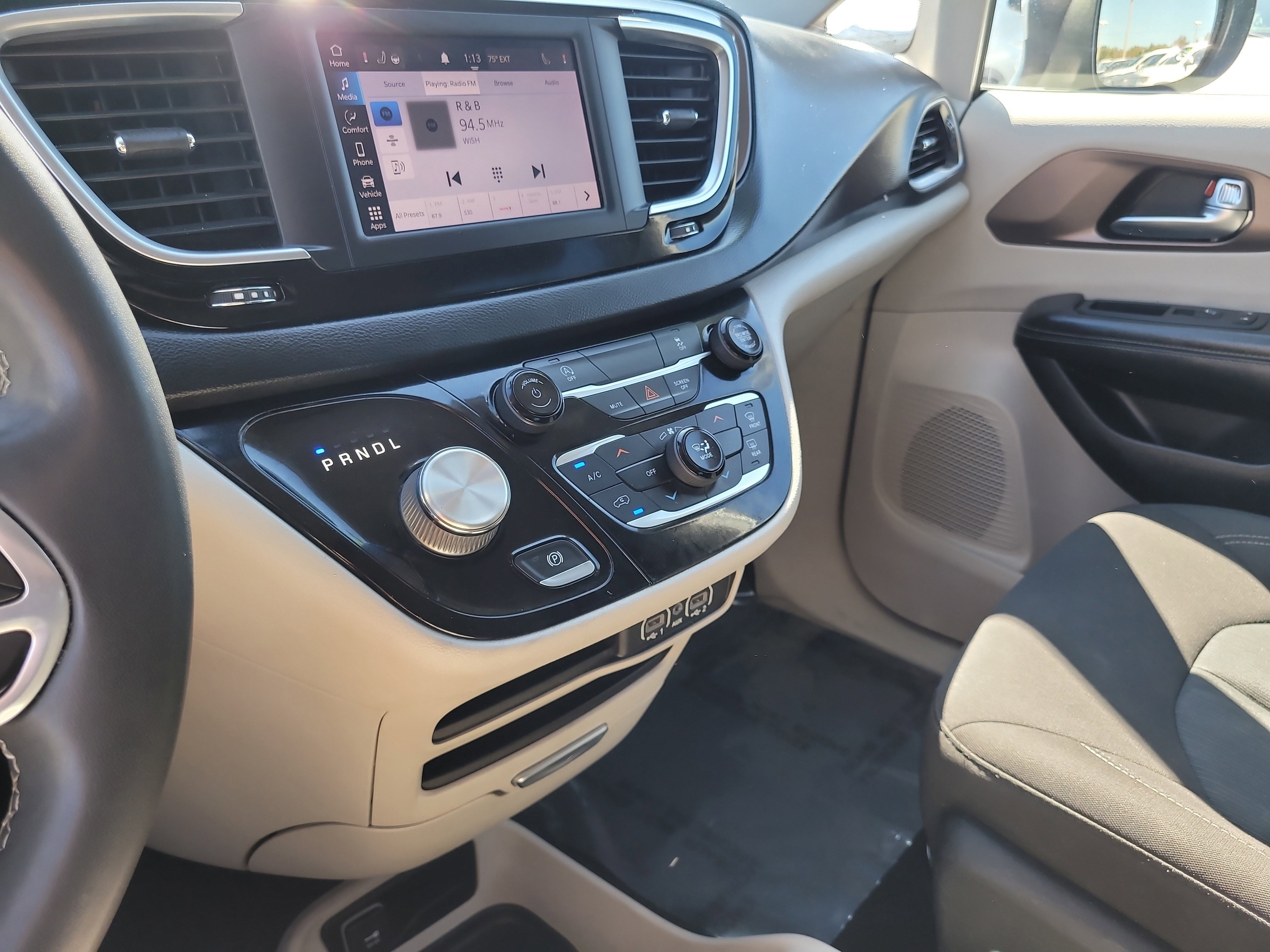 Used 2022 Chrysler Voyager LX image 22