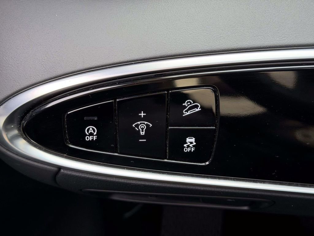 Certified 2025 Genesis GV70 2.5T image 18