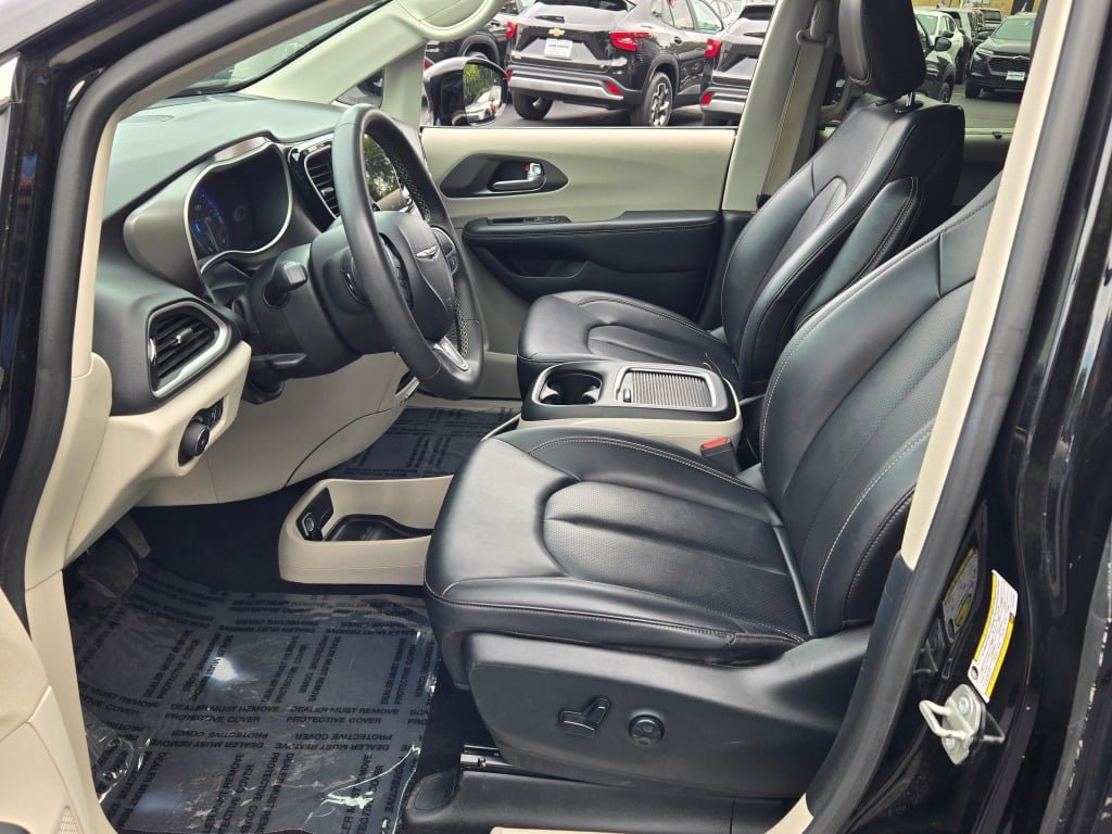 Used 2024 Chrysler Pacifica Touring-L FWD image 22