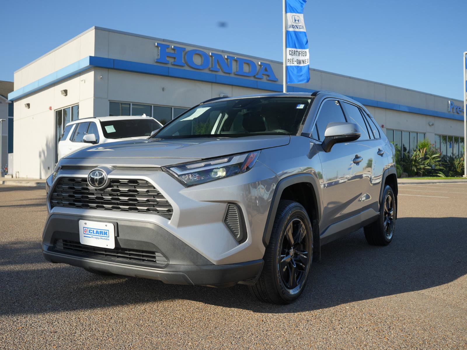 Used 2022 Toyota RAV4 XLE FWD image 1
