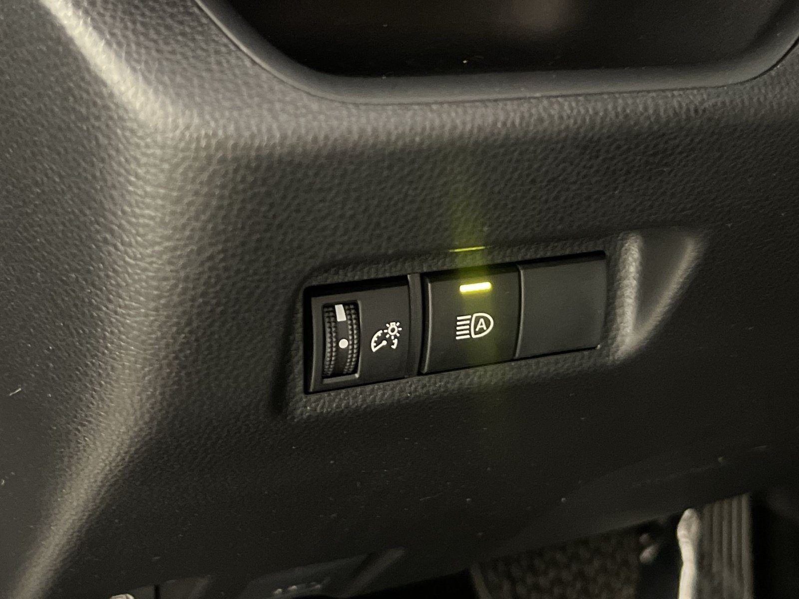 Used 2022 Toyota RAV4 LE AWD/4WD image 32