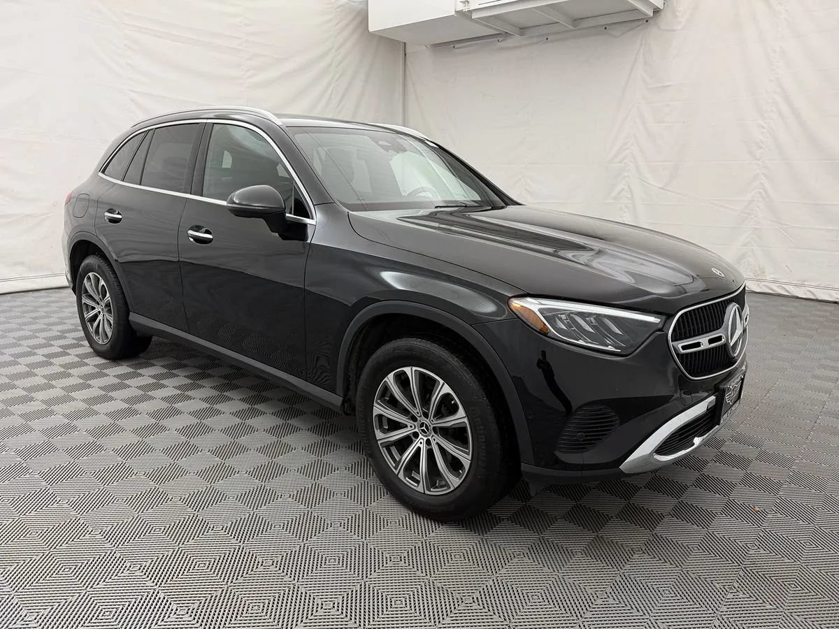 Used 2024 Mercedes-Benz GLC 300 4MATIC image 3