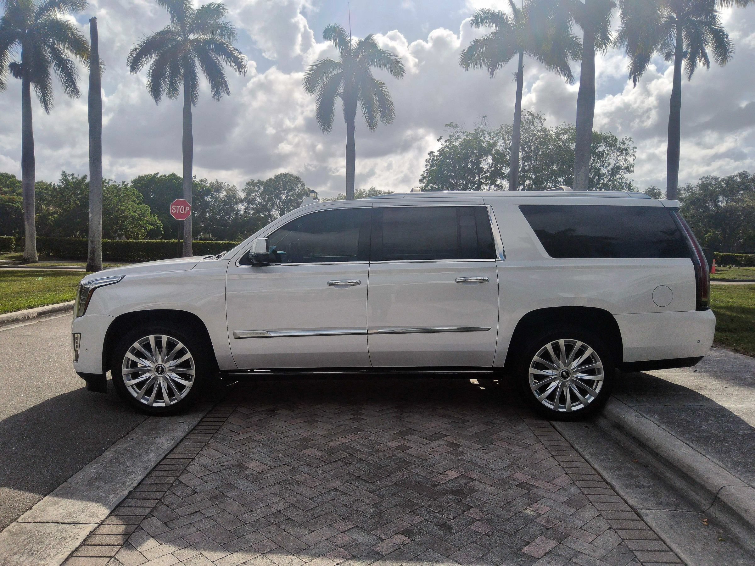 Used 2018 Cadillac Escalade ESV Premium Luxury AWD/4WD image 19