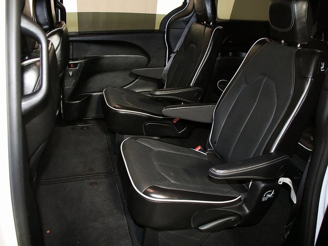 Used 2025 Chrysler Pacifica Limited image 13