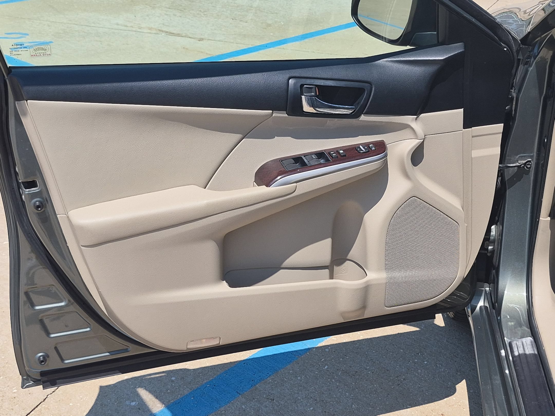 Used 2012 Toyota Camry XLE w/ Leather Pkg FWD image 11