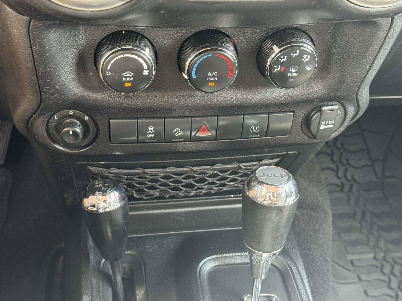 Used 2018 Jeep Wrangler Unlimited Sahara w/ Connectivity Group AWD/4WD image 25