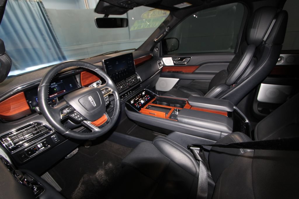 Used 2024 Lincoln Navigator L Reserve AWD/4WD image 2
