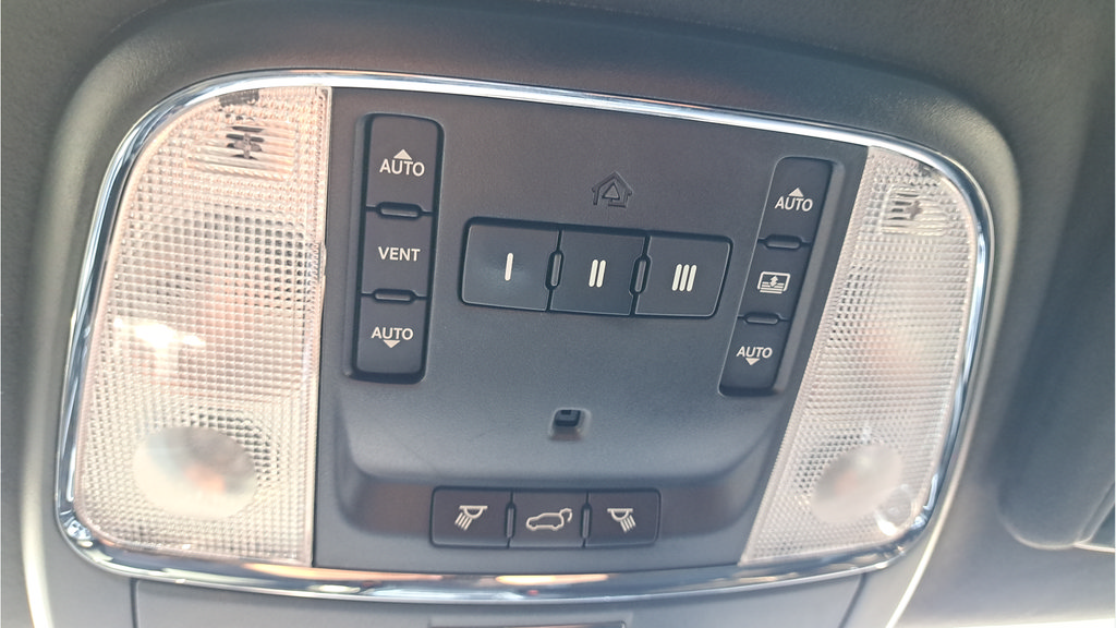 Used 2015 Jeep Grand Cherokee SRT w/ Luxury Group II AWD/4WD image 25