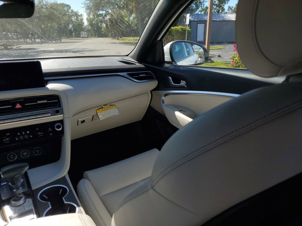 Used 2025 Genesis G70 2.5T image 23