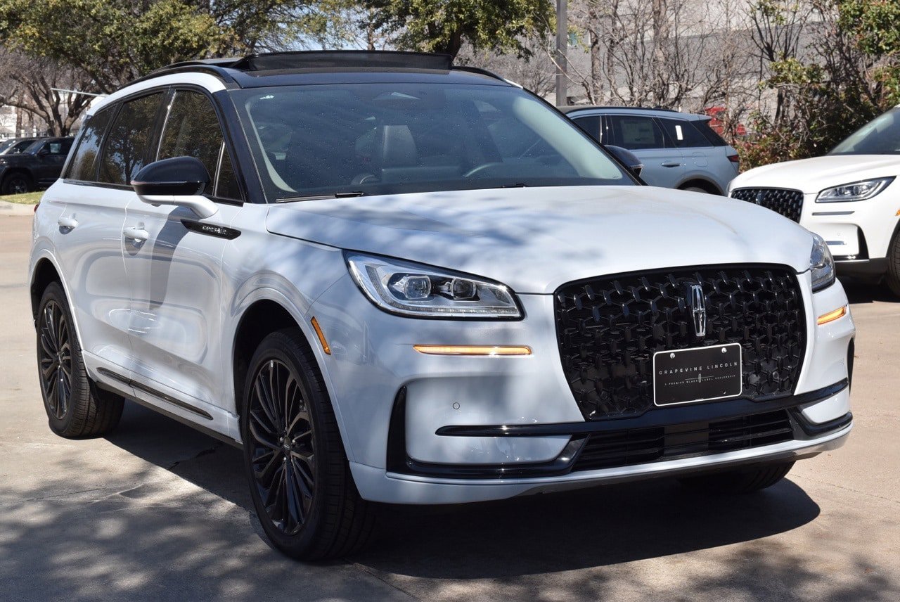 New 2026 Lincoln Corsair Reserve w/ Jet Appearance Package FWD image 3